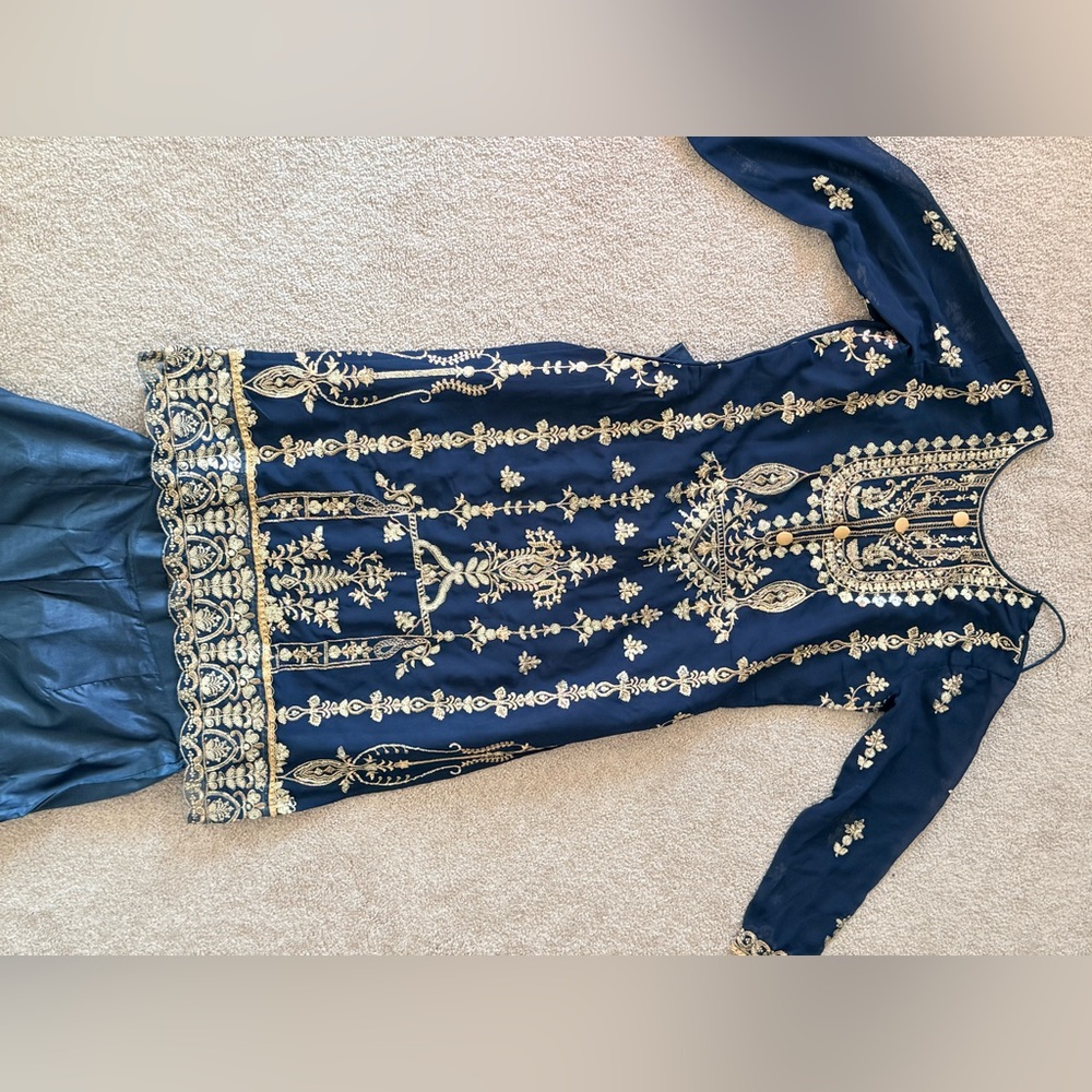 Elegant Emerald and Gold Embroidered Kurta and Pant - Picture 8 of 16
